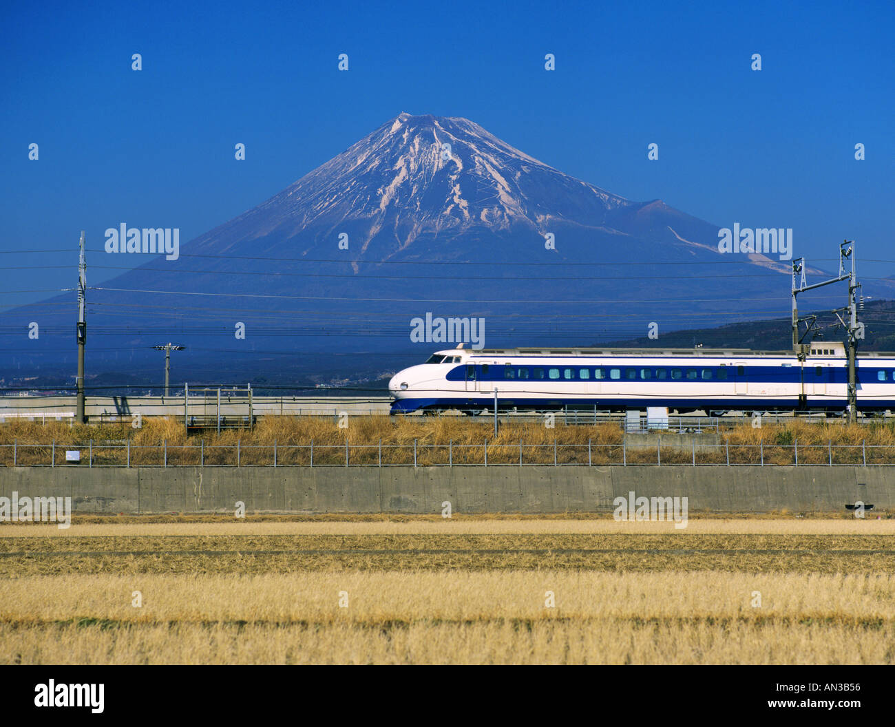 Il il treno superveloce Shinkansen con il Monte Fuji Shizuoka Giappone Foto Stock