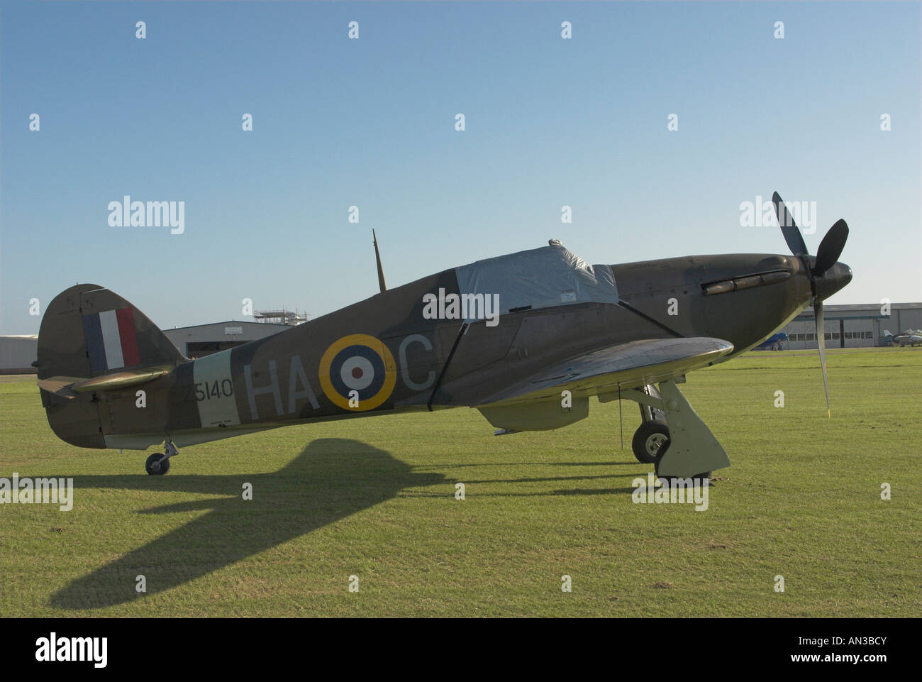 Hawker Hurricane Z5140 ,un MkXIIa, coperto alla fine del primo giorno del 2007 Airshow Shoreham. Foto Stock