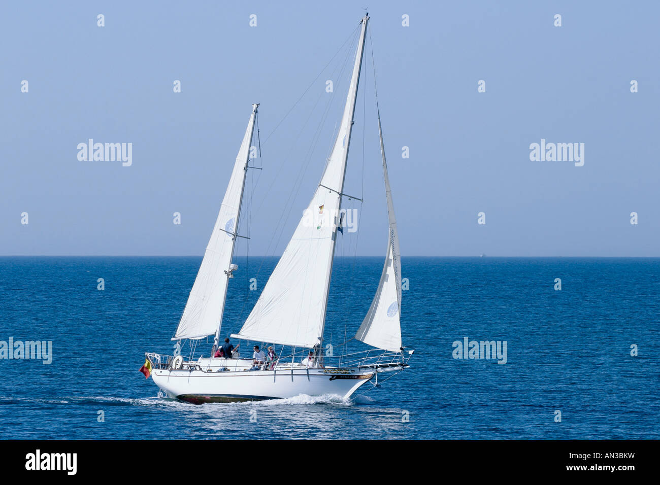 Imbarcazione a vela sotto la vela Foto Stock
