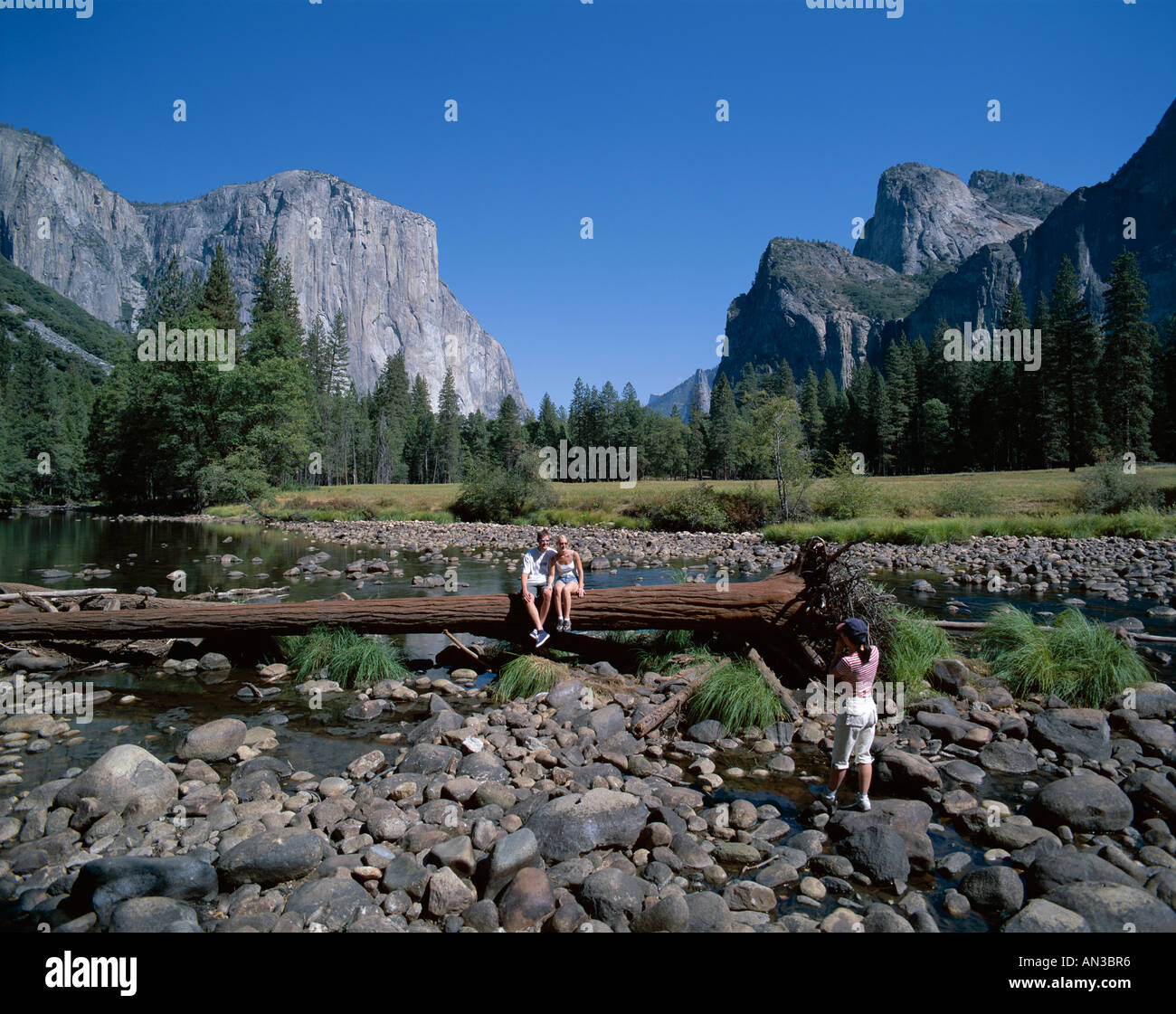 Parco Nazionale di Yosemite / Giovane scattare foto in primo piano, CALIFORNIA, STATI UNITI D'AMERICA Foto Stock