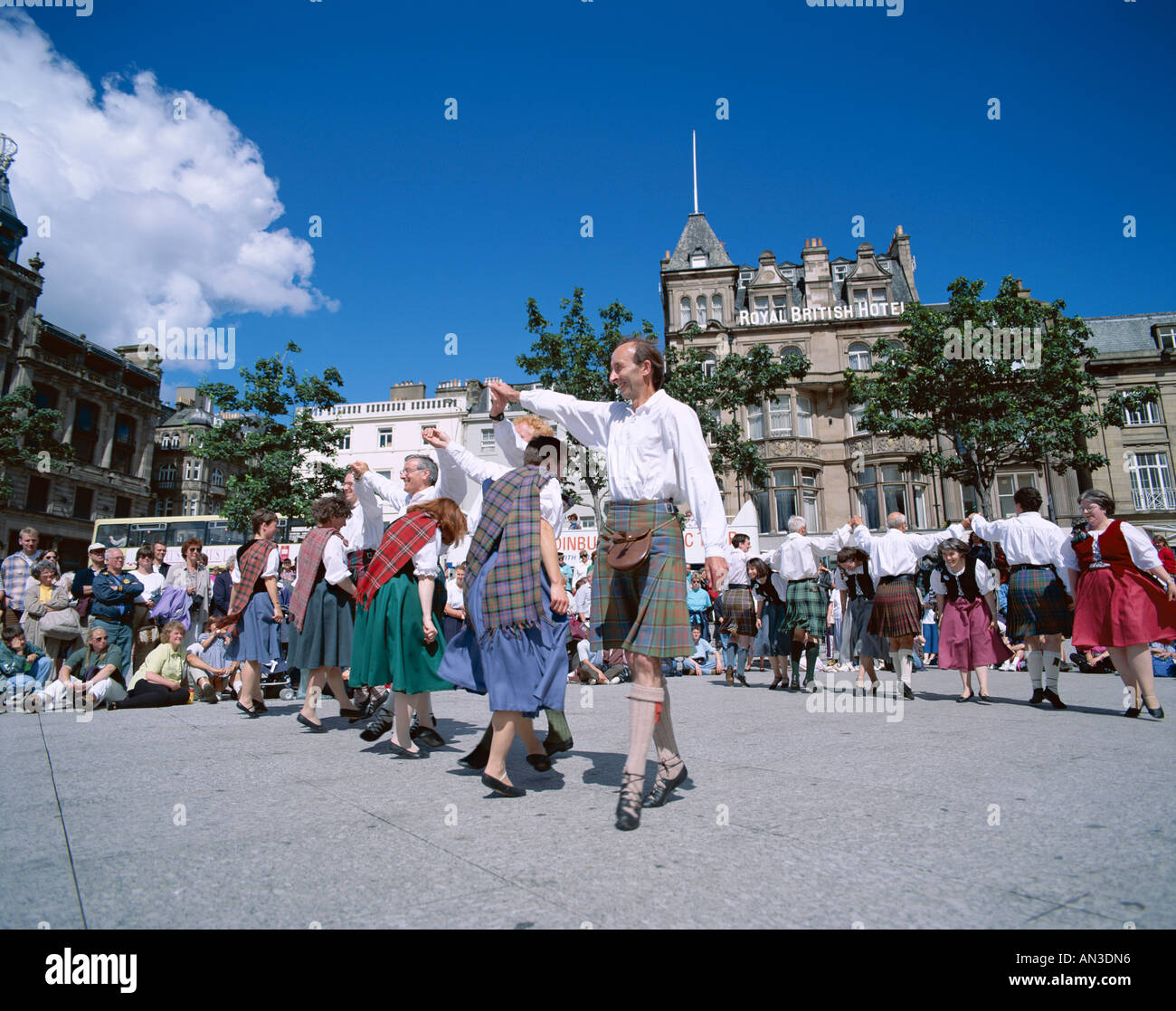Persone in Dressesd Tartesi / Dancing in tradizionale Kilts, Edimburgo, Scozia Foto Stock