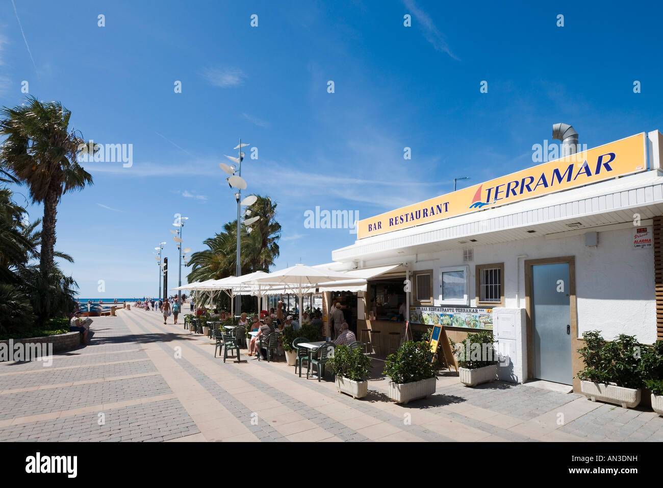 Ristorante dalla spiaggia principale e Marina, Salou, Costa Dorada, SPAGNA Foto Stock