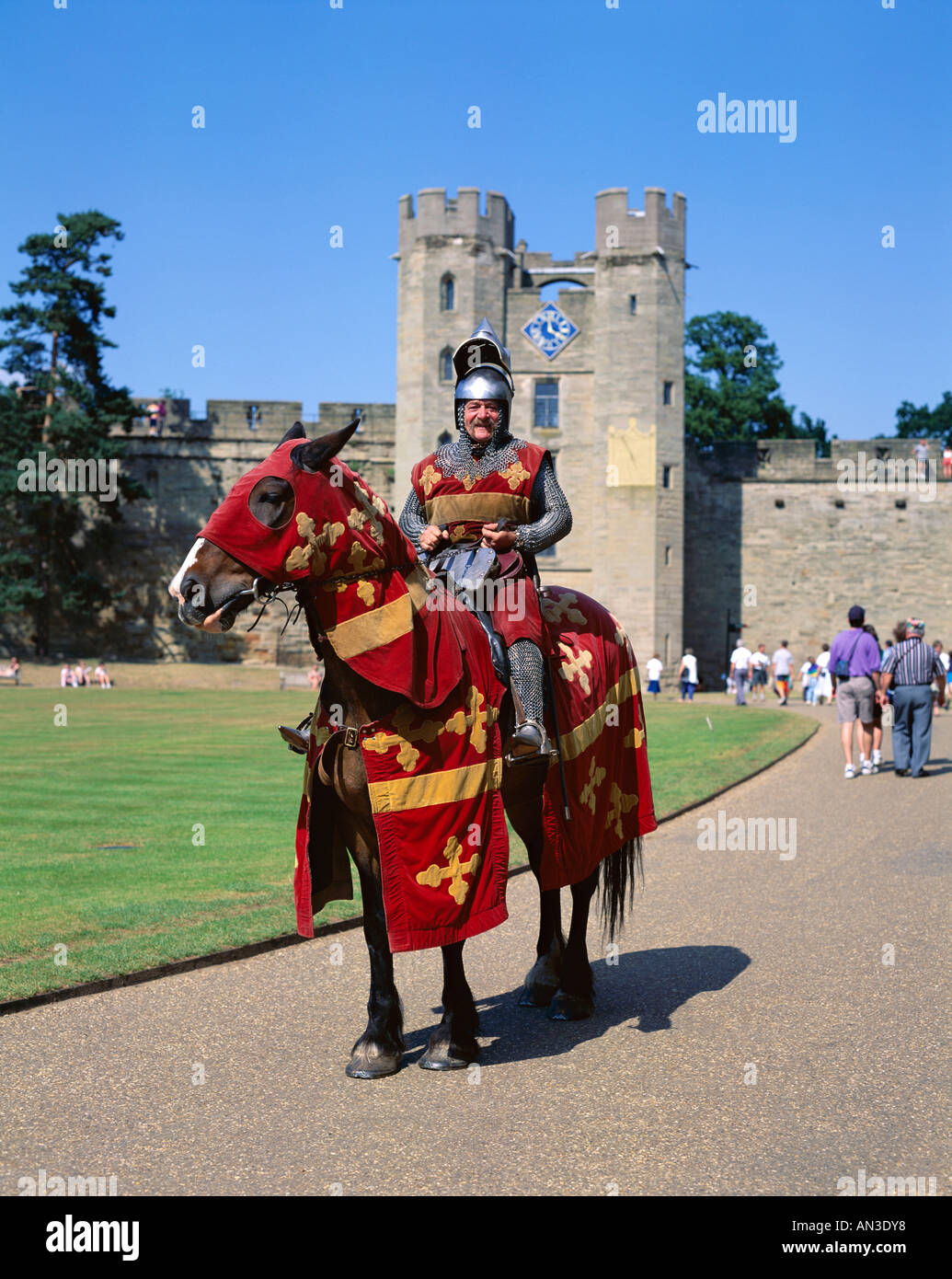 Warwick Castle & cavaliere a cavallo, Warwick, Warwickshire, Inghilterra Foto Stock