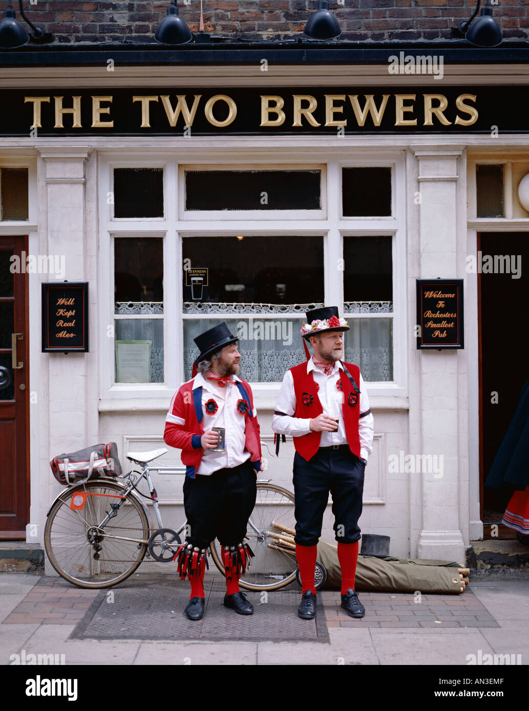 Due Morris ballerini di bere al di fuori del Pub, Rochester, Kent, Inghilterra Foto Stock