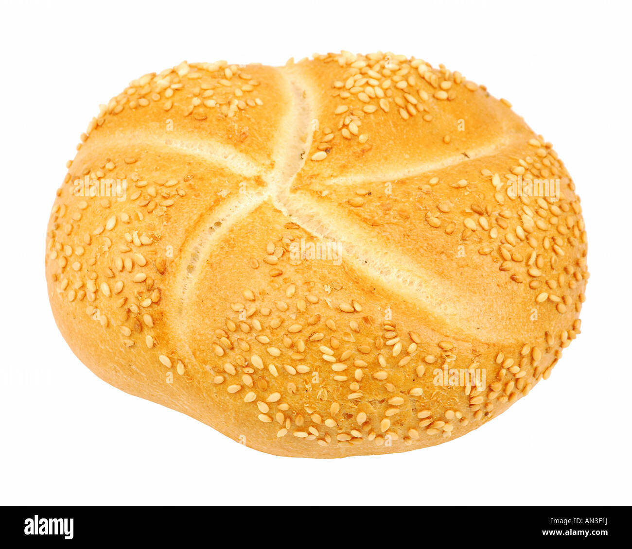 Pane con sesamo isolate su sfondo bianco Foto Stock