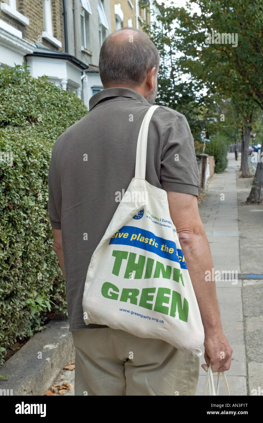 Borsa eco-compatibile in cotone con logo Think Green. Concetto di zero sprechi. Foto Stock