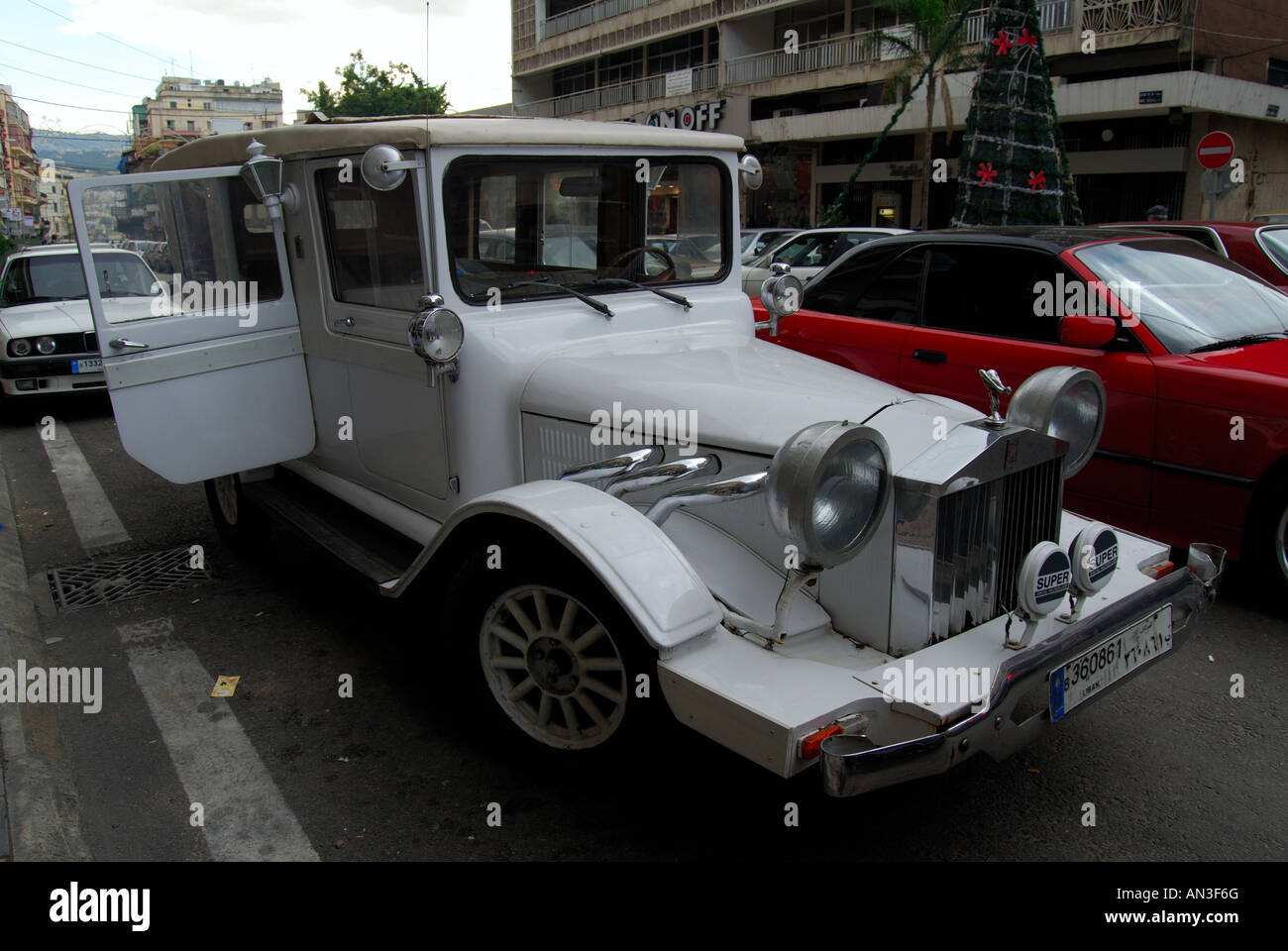 British Classic Car rotoli roice sul dovere sulla strada di Beirut Libano Foto Stock