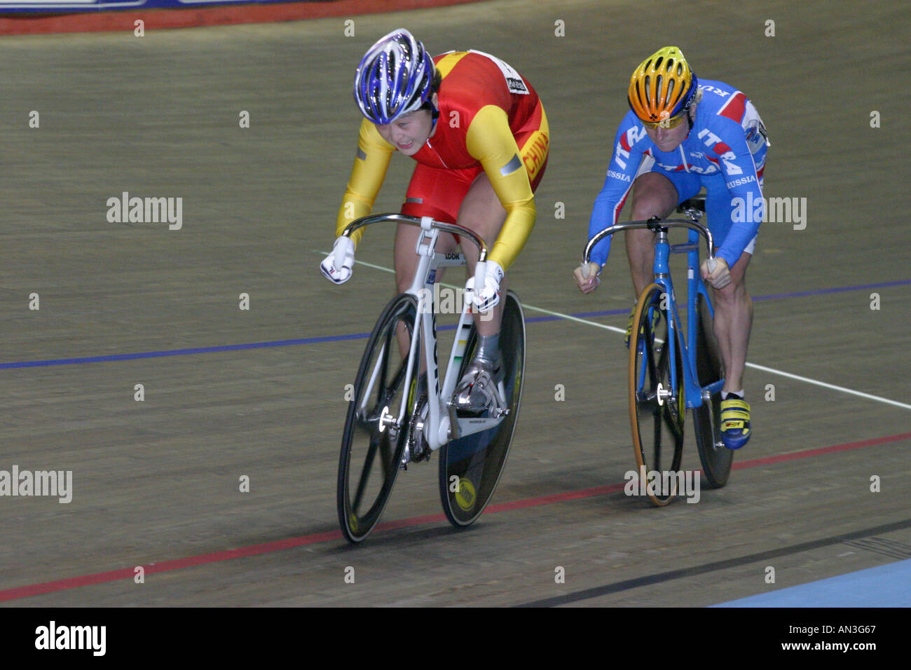 Shuang Guo Cina conduce fuori la Russia lady' s sprint Manchester ciclismo su pista di Coppa del mondo il 9 aprile 2004 Foto Stock