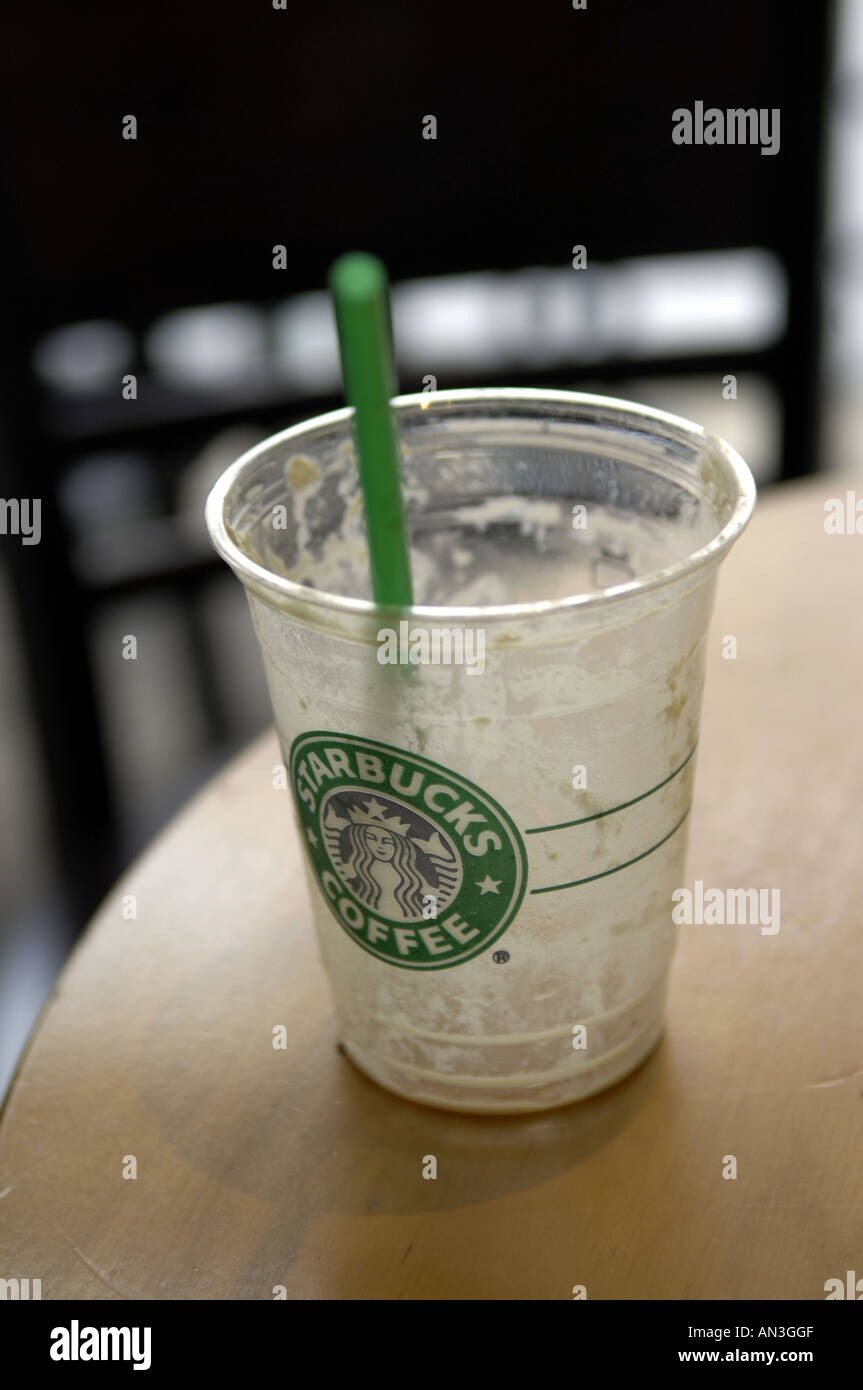 Starbucks Coffee bevanda caffè in plastica american americana usa il logo  del marchio design azienda business Cafe Caffetteria Caffè col colore Foto  stock - Alamy