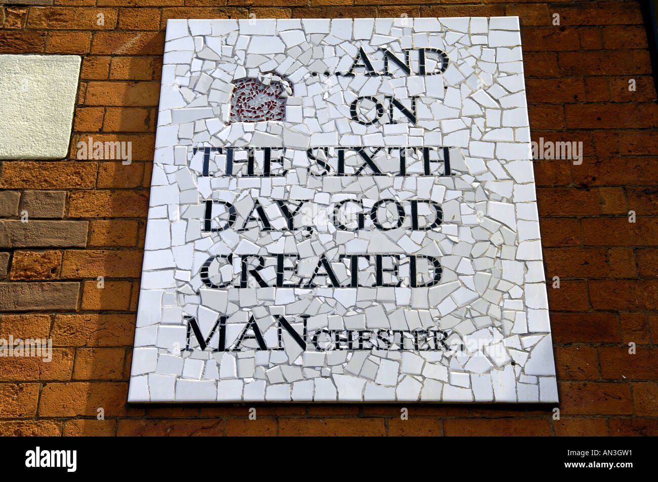 E il sesto giorno Dio creò manchester uomo bianco nero parete piastrelle riferimento biblico pun parole Letteratura Arte di strada arty m Foto Stock