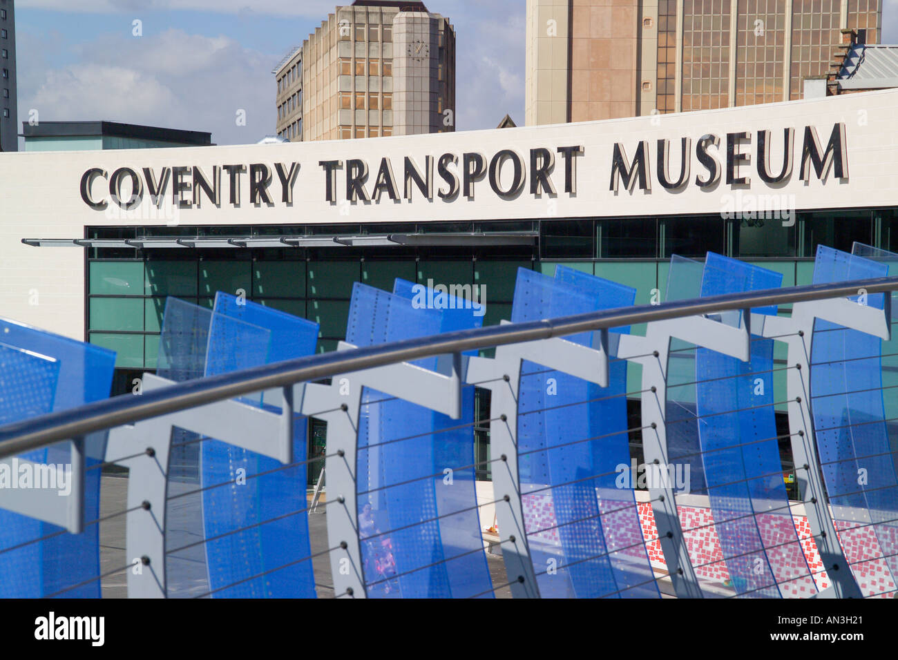 Coventry Transport Museum e ponte di vetro Coventry West Midlands England Foto Stock