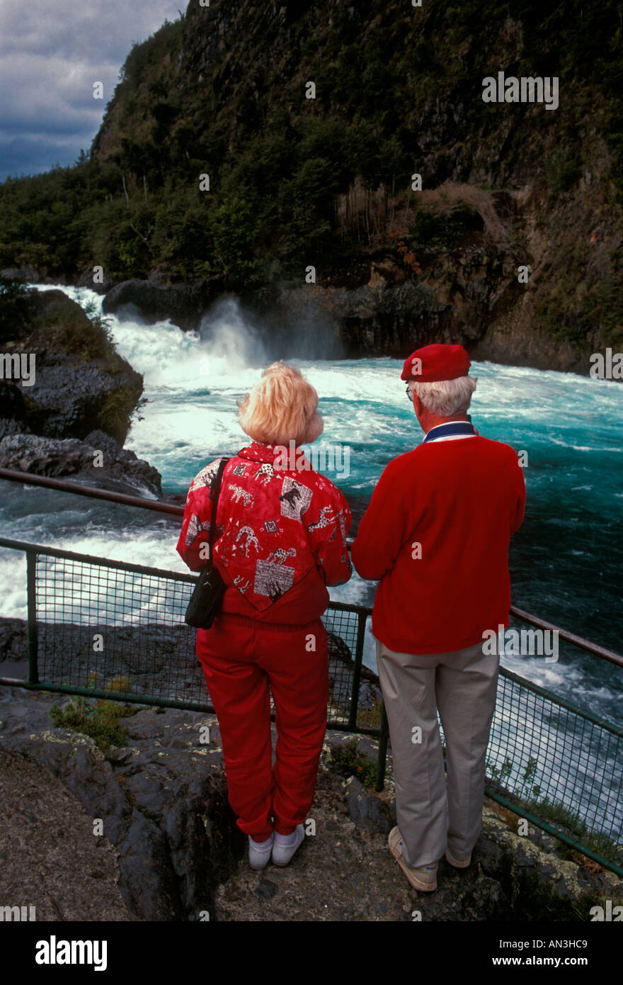 Persone, giovane, turisti, Petrohue River, Parco nazionale di Vicente Perez Rosales, montagne delle Ande, Lake District, Cile Foto Stock