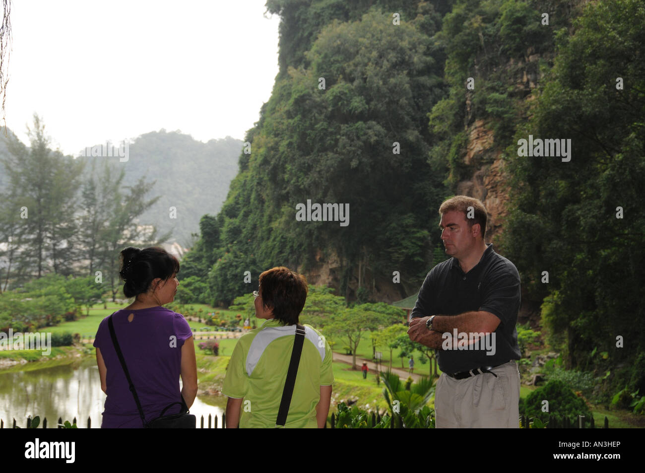 I visitatori alla grotta in Ipoh avente una discussione Foto Stock