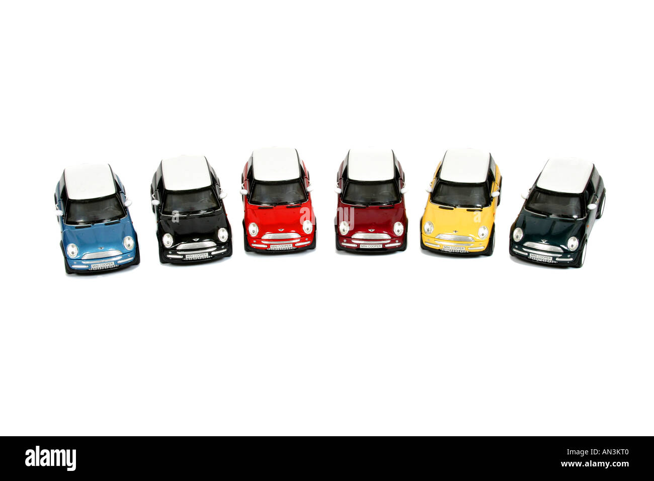 Una fila di sei replica Mini Coopers in diversi colori. Foto Stock