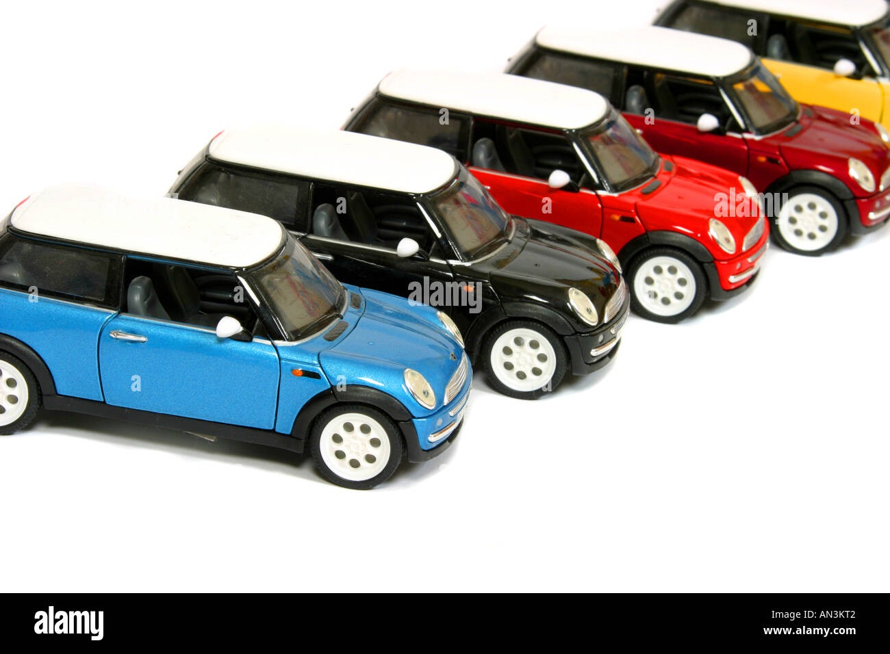 Una fila di sei replica Mini Coopers in diversi colori. Foto Stock