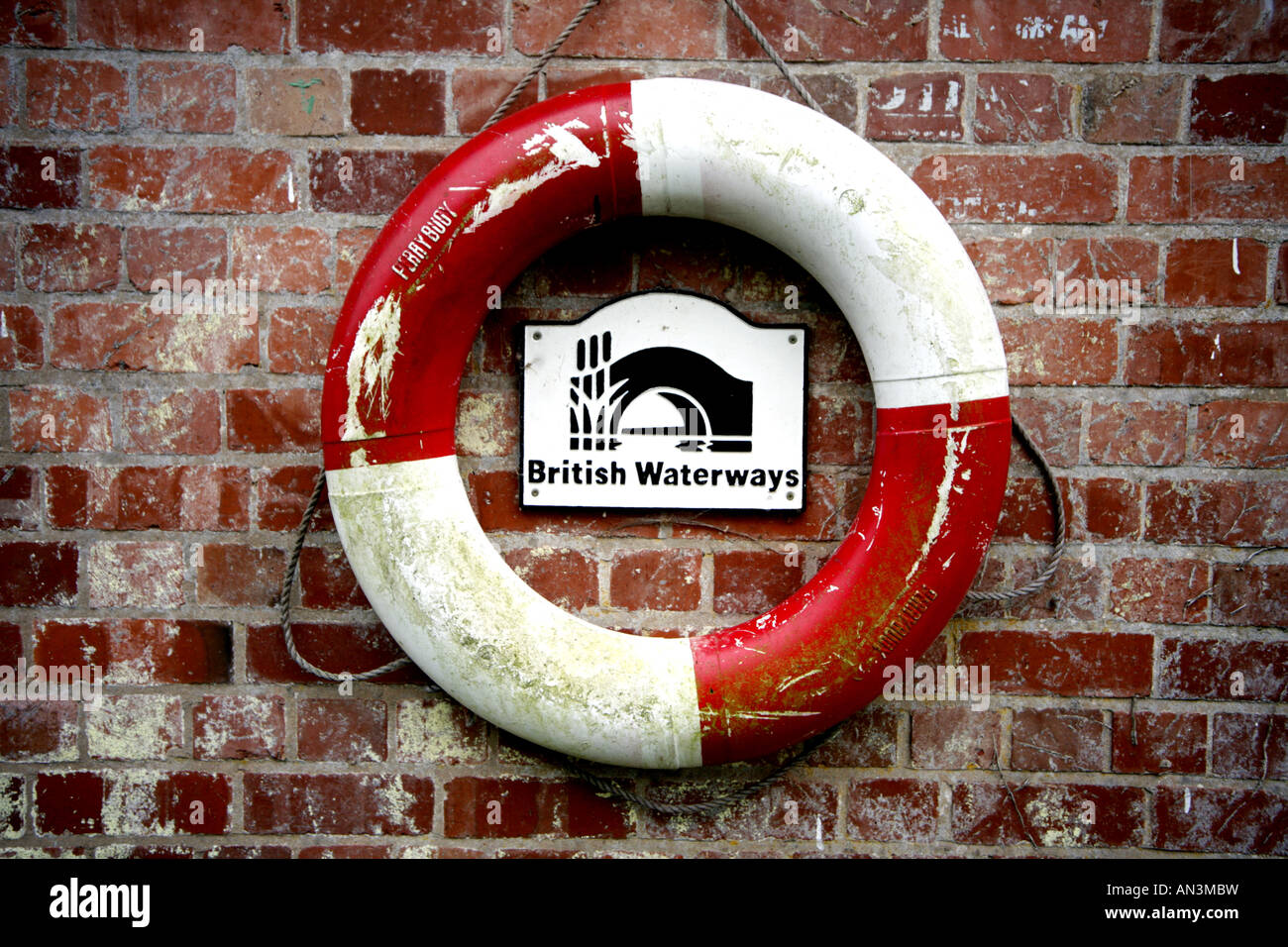 Per salvare la vita ad anello e British Waterways segno Foto Stock