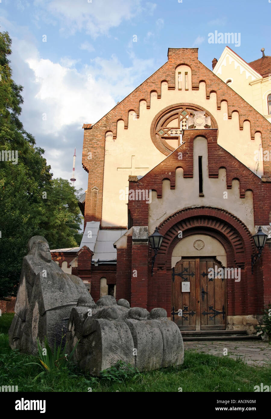 Chiesa di San Giovanni Battista e il gruppo scultoreo di Lviv centro città ucraina Foto Stock
