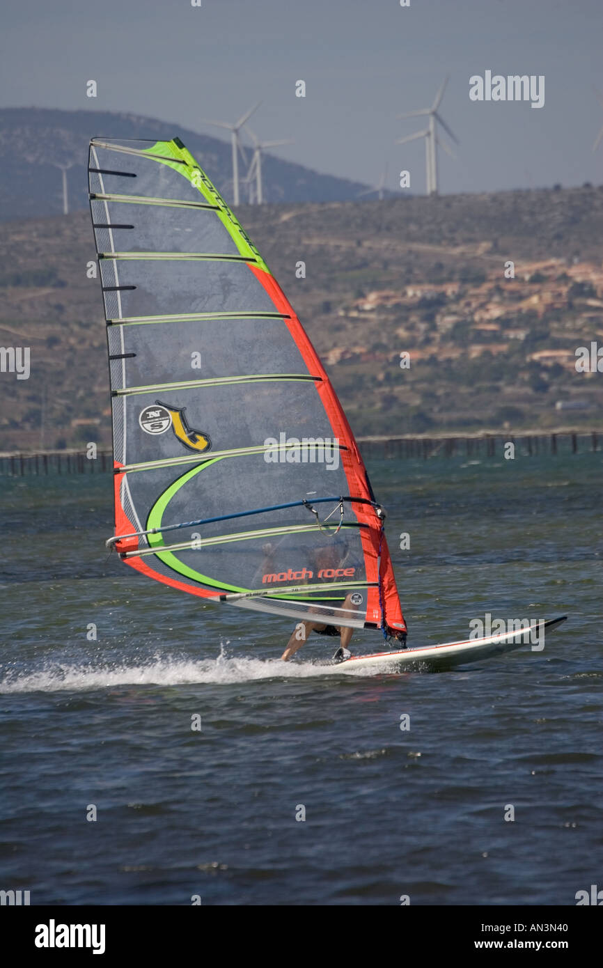 Windpower windsurf con turbine eoliche in background Port Leucate Francia meridionale Foto Stock