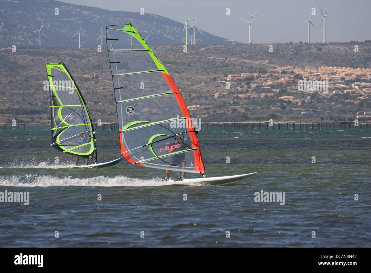 Windpower windsurf con turbine eoliche in background Port Leucate Francia meridionale Foto Stock