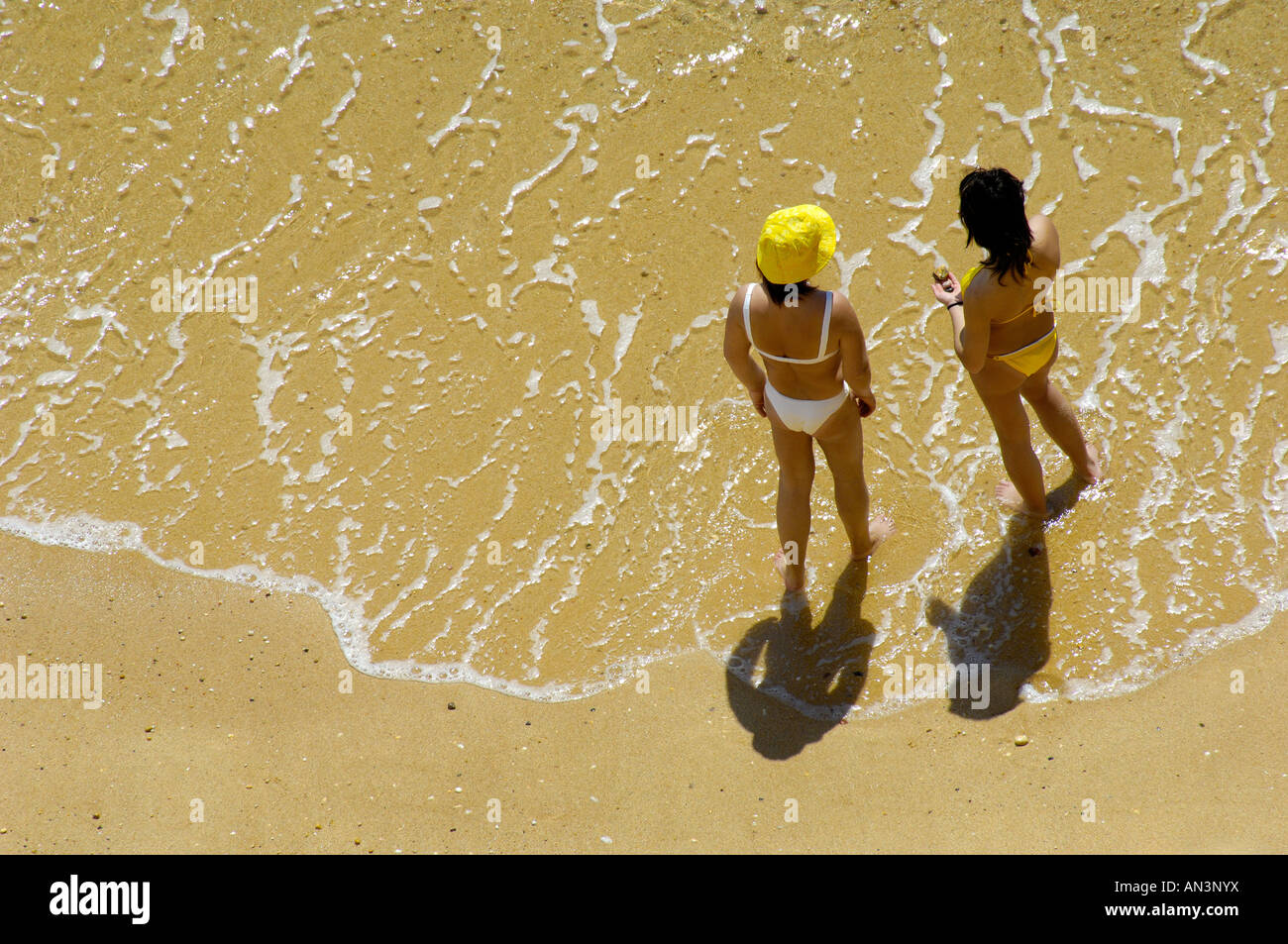 Zwei Sonnenanbeterinnen un einem Strand der Algarve Portogallo Foto Stock
