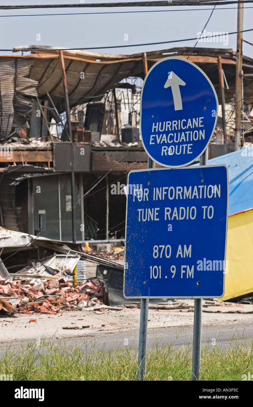 Uragano segno di evacuazione in mezzo uragano Katrina relitto di New Orleans Foto Stock