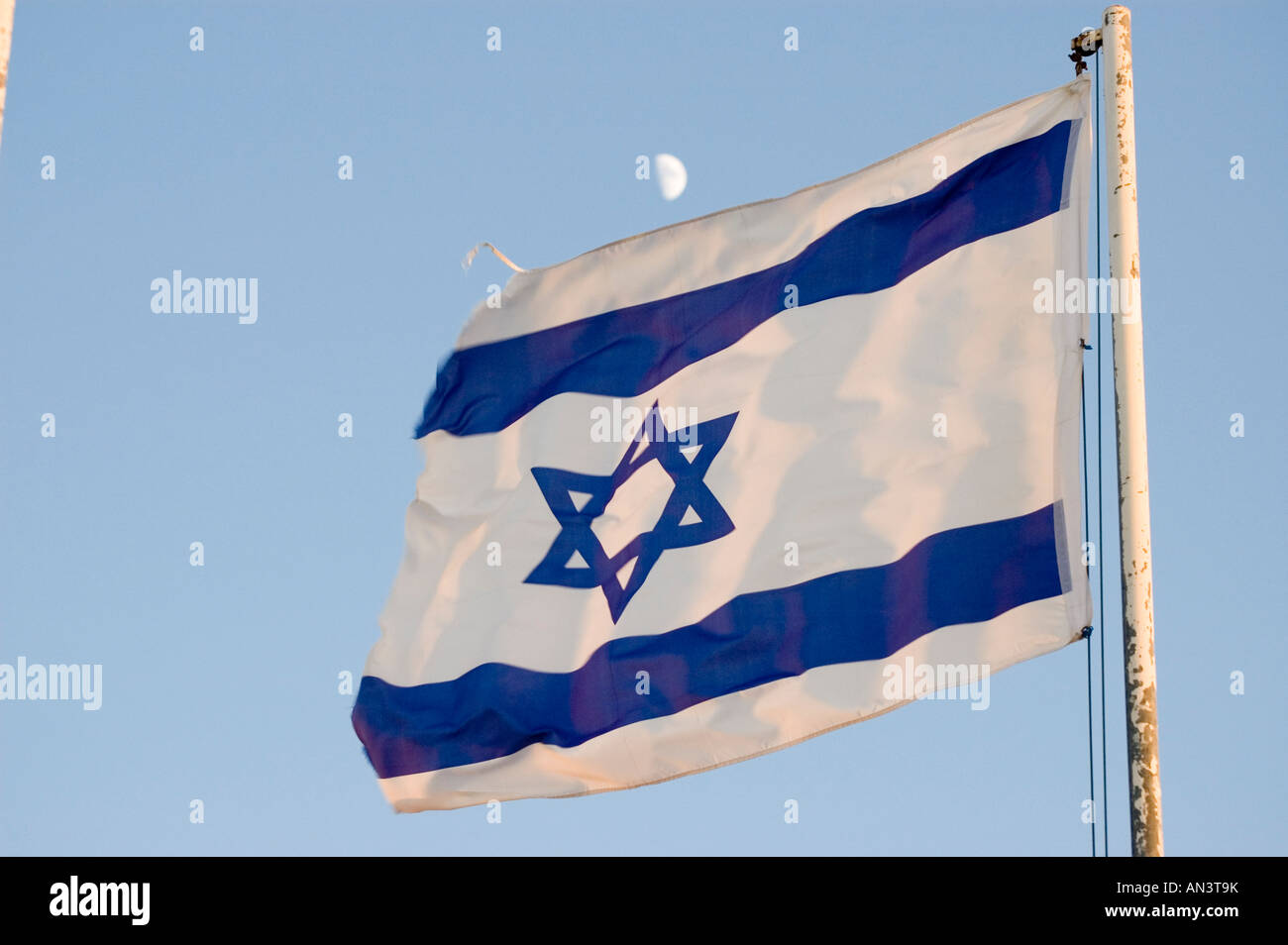 Bandiera israeliana cielo blu e luna Foto Stock