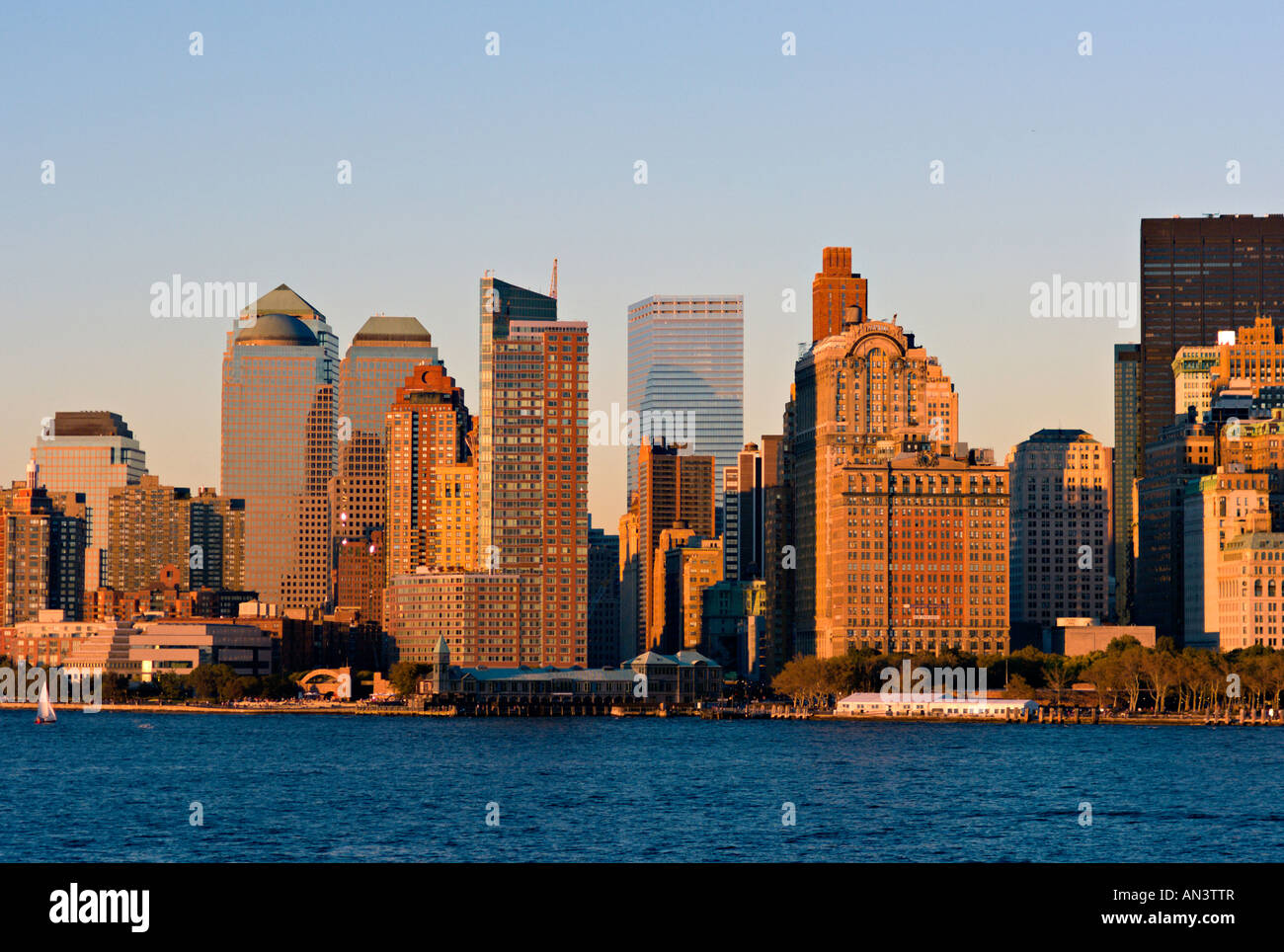 La città di NEW YORK NEW YORK Manhattan Island skyline visto da Staten Island Ferry su un bellissimo giorno di caduta Foto Stock