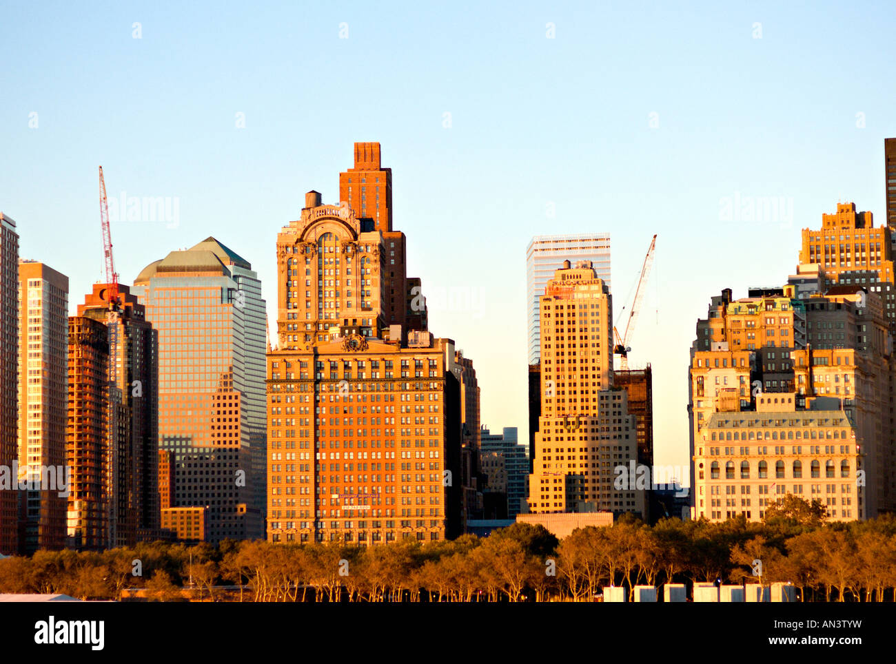 La città di NEW YORK NEW YORK Manhattan Island skyline visto da Staten Island Ferry su un bellissimo giorno di caduta Foto Stock