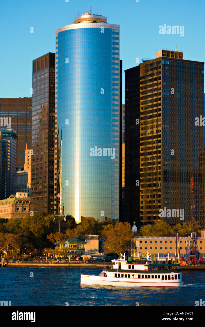 La città di NEW YORK NEW YORK Manhattan Island skyline visto da Staten Island Ferry su un bellissimo giorno di caduta Foto Stock