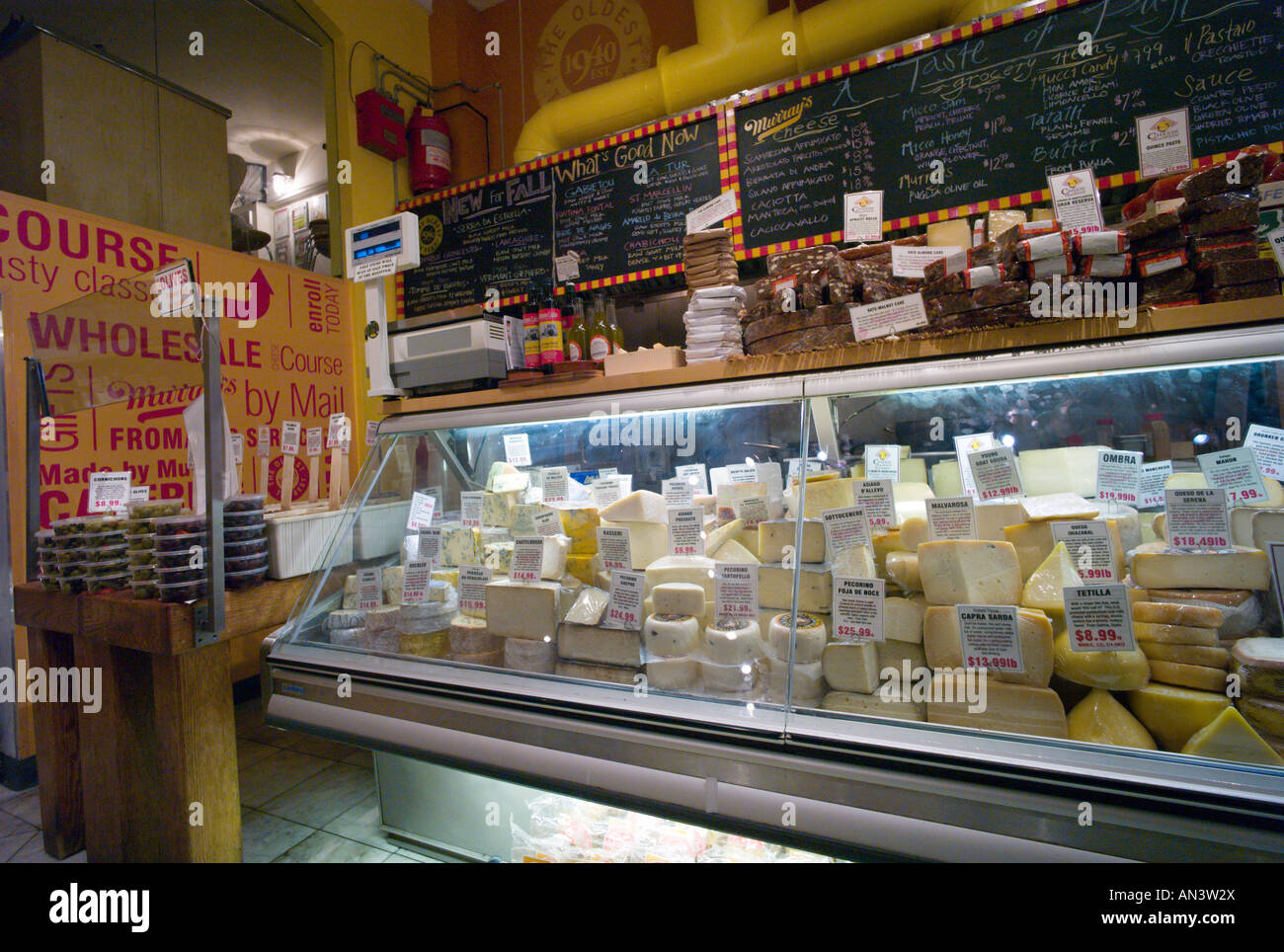 La città di NEW YORK NEW YORK Gourmet salumi e formaggi shop in New York Murray s Delicatessen Foto Stock