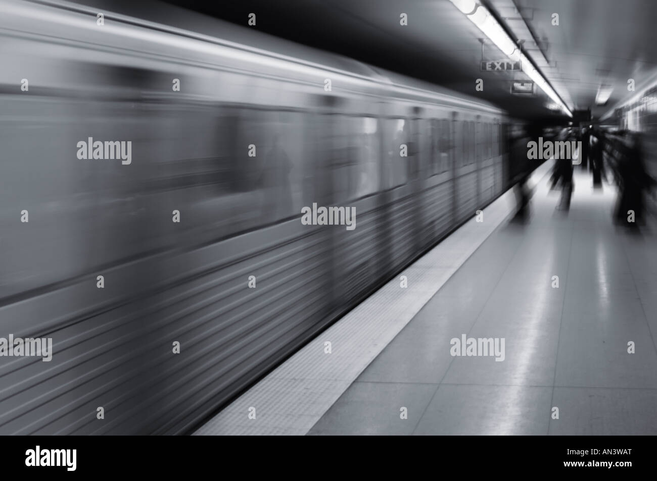 La metropolitana arriva a una piattaforma Foto Stock