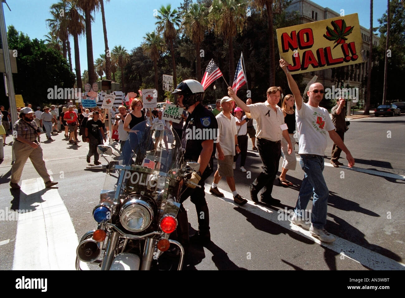 Pro Medical Marijuana dimostranti marzo passato dello Stato della California edificio di capitale a Sacramento. Foto Stock