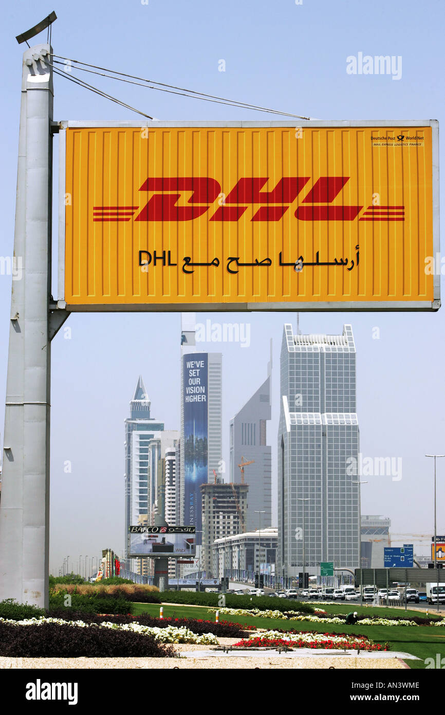 Sono, Emirati Arabi Uniti Dubai, 22.05.2005 : DHL Billboard in lettere arabe. Skyline in Sheikh Zayed Road. Foto Stock