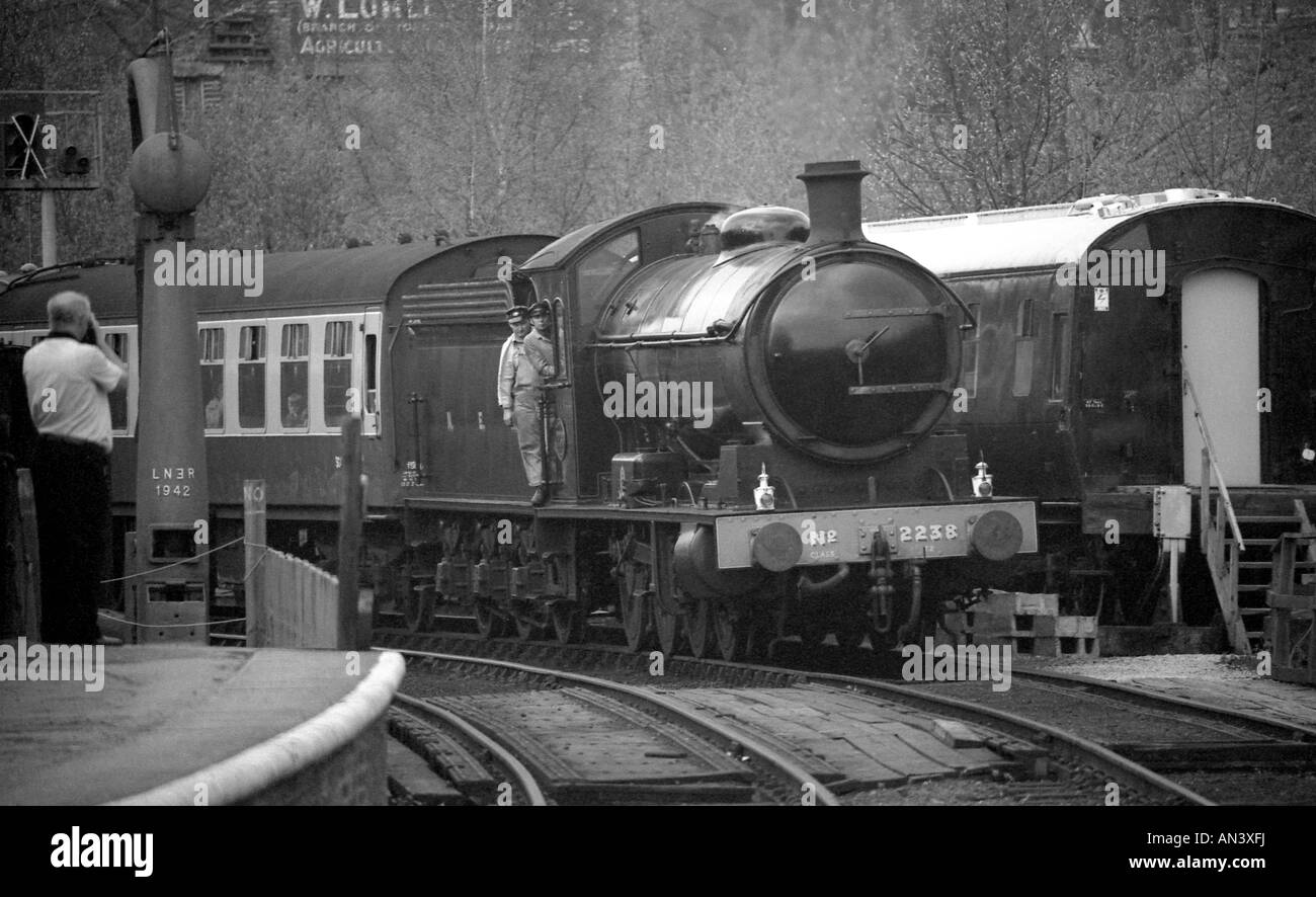 Motore a vapore con carrozze entrando in stazione a Goathland sulla North Yorkshire Moors Railway. Foto Stock