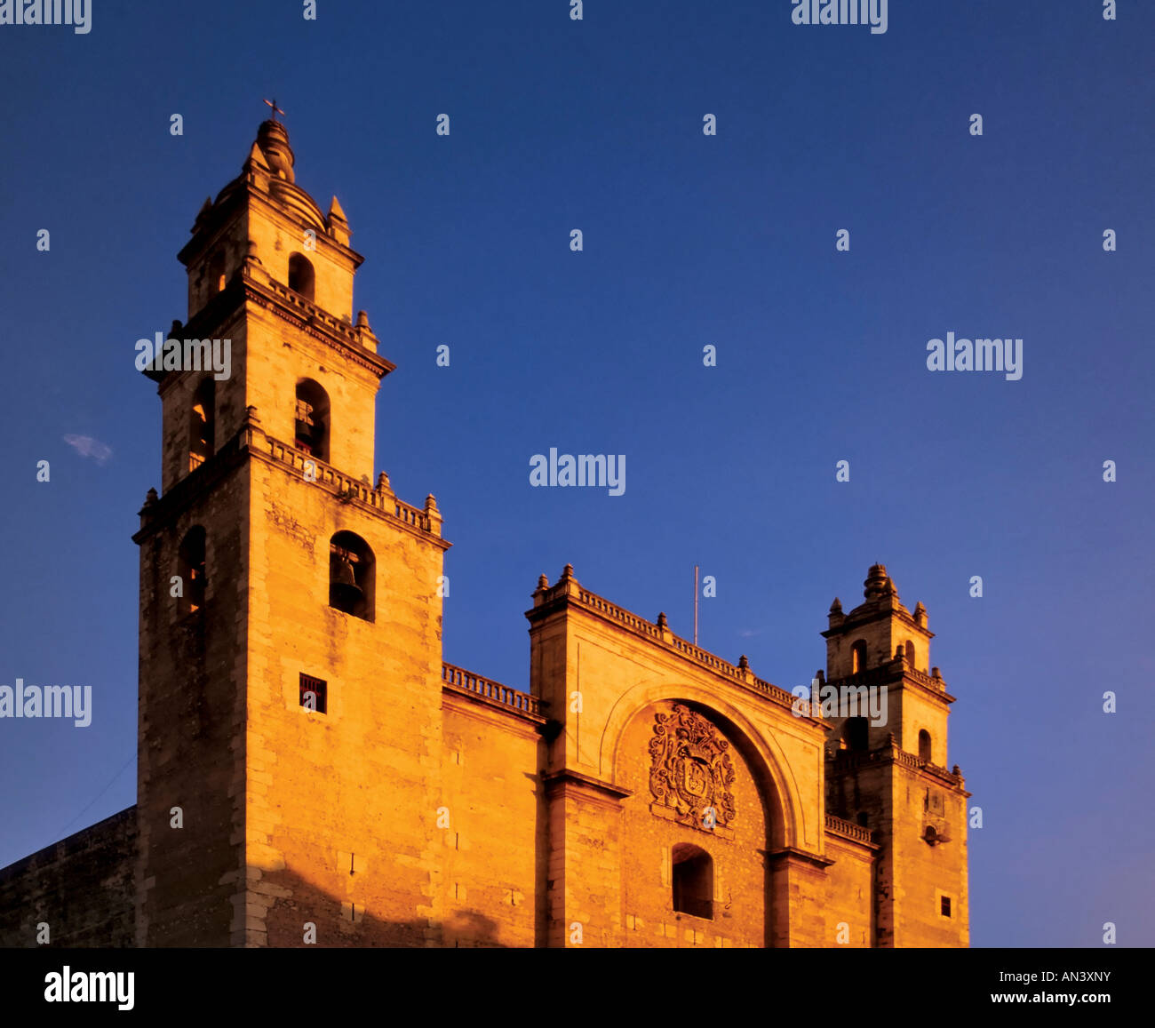 Catedral de San Ildefonso dopo il tramonto, Plaza Grande a Merida, stato dello Yucatan, Messico Foto Stock