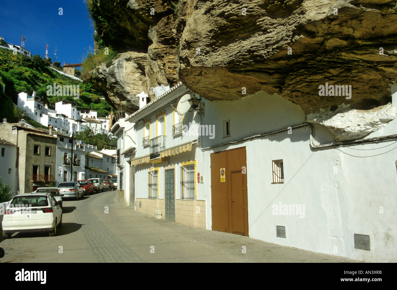 A Setenil de las Bodegas un pueblo blanco villaggio con case costruite nella roccia, Andalusia, Spagna Foto Stock