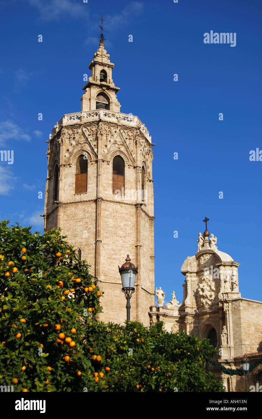La cattedrale e la Torre Campanaria, Plaza de la Reina a Valencia nella Costa del Azahar, provincia di Valencia, Spagna Foto Stock