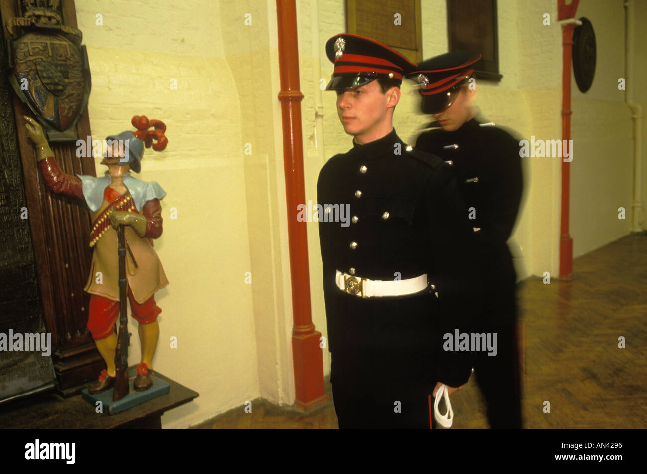 Uscendo dalla Parade la Honourable Artillery Company Londra Inghilterra anni ottanta Preparatevi alla parata degli anni '80 HOMER SYKES Foto Stock