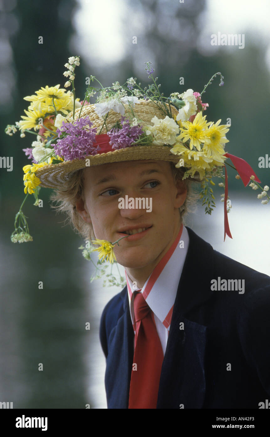 I fiori decorano un tradizionale cappello di paglia indossato al college scolastico di Eton, giorno dei genitori ogni anno 4 giugno. Windsor Berkshire 1980s 1985 UK Foto Stock