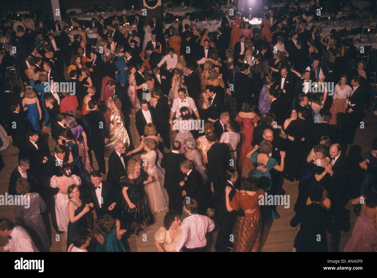 Cena danzante affollata pista da ballo degli anni '1980 del Regno Unito. Rose Ball al Dorchester Hotel London evento annuale a maggio, primo ballo della stagione sociale 1985 HOMER SYKES Foto Stock