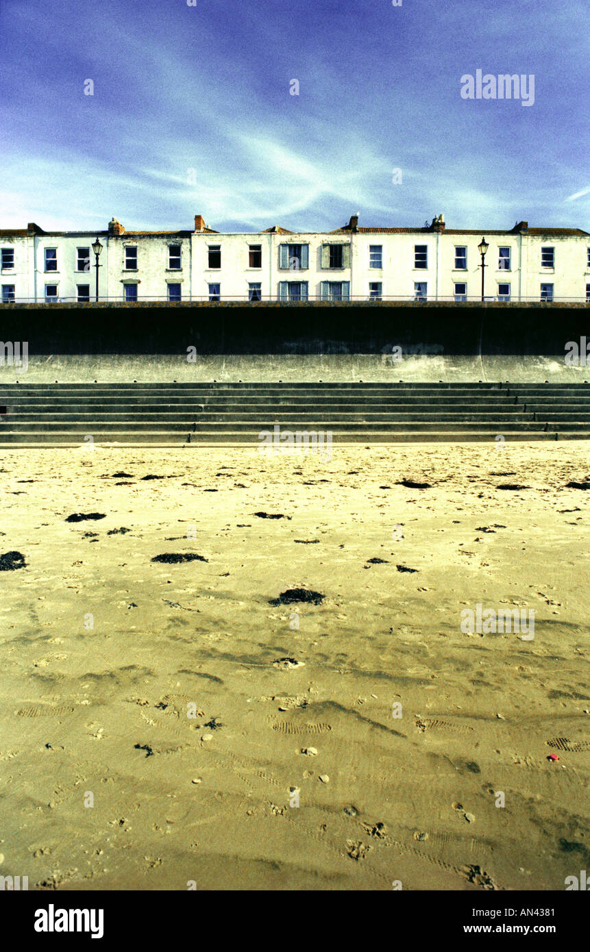 Case terrazza che si affaccia sulla spiaggia a Burnham on sea Somerset in Inghilterra questa immagine è elaborata a croce Foto Stock