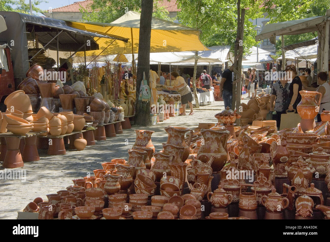 Il Portogallo, il distretto del Minho, ceramiche locali presso il mercato settimanale a Barcelos Foto Stock