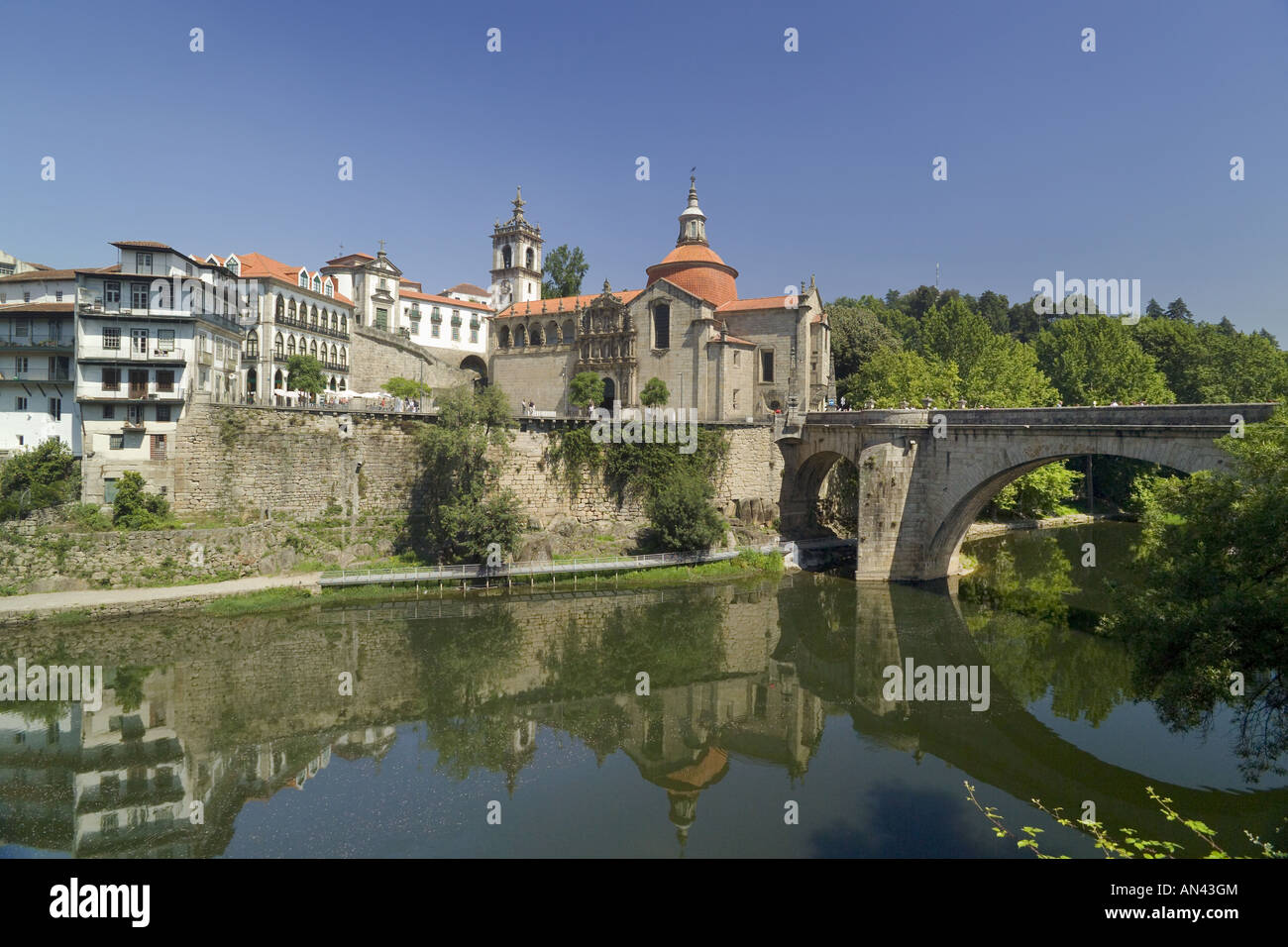 Il Portogallo, la Costa Verde, ( Douro Litoral District ) Amarante, ponte romano sul fiume Tamega & il Monastero di Sao Goncalo Foto Stock