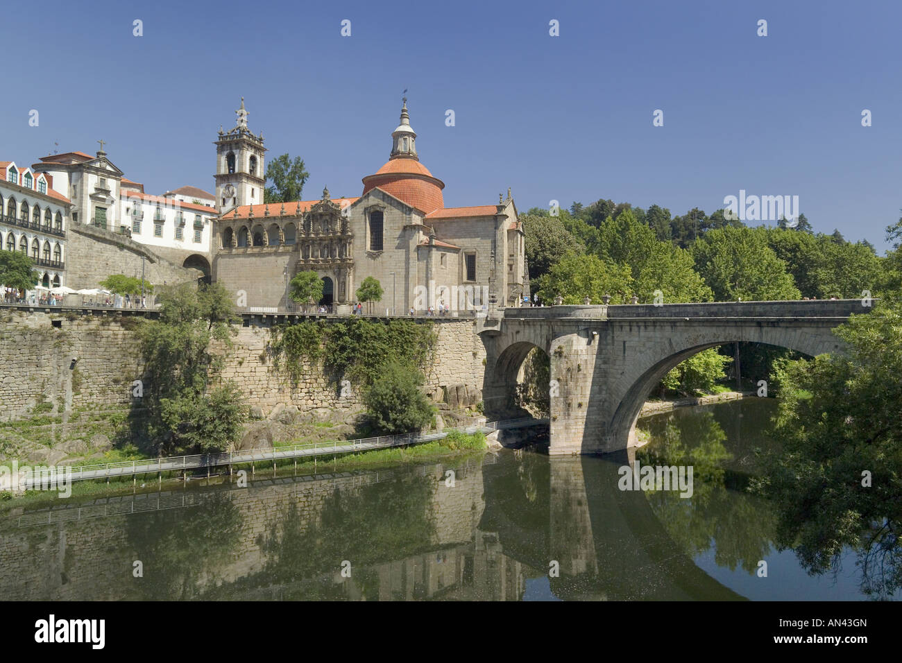 Il Portogallo, la Costa Verde, ( Douro Litoral District ) Amarante, ponte romano sul fiume Tamega & il Monastero di Sao Goncalo Foto Stock
