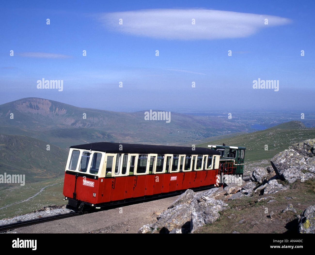 Snowdon Mountain treno ferroviario ed il carrello a circa metà strada al vertice Foto Stock