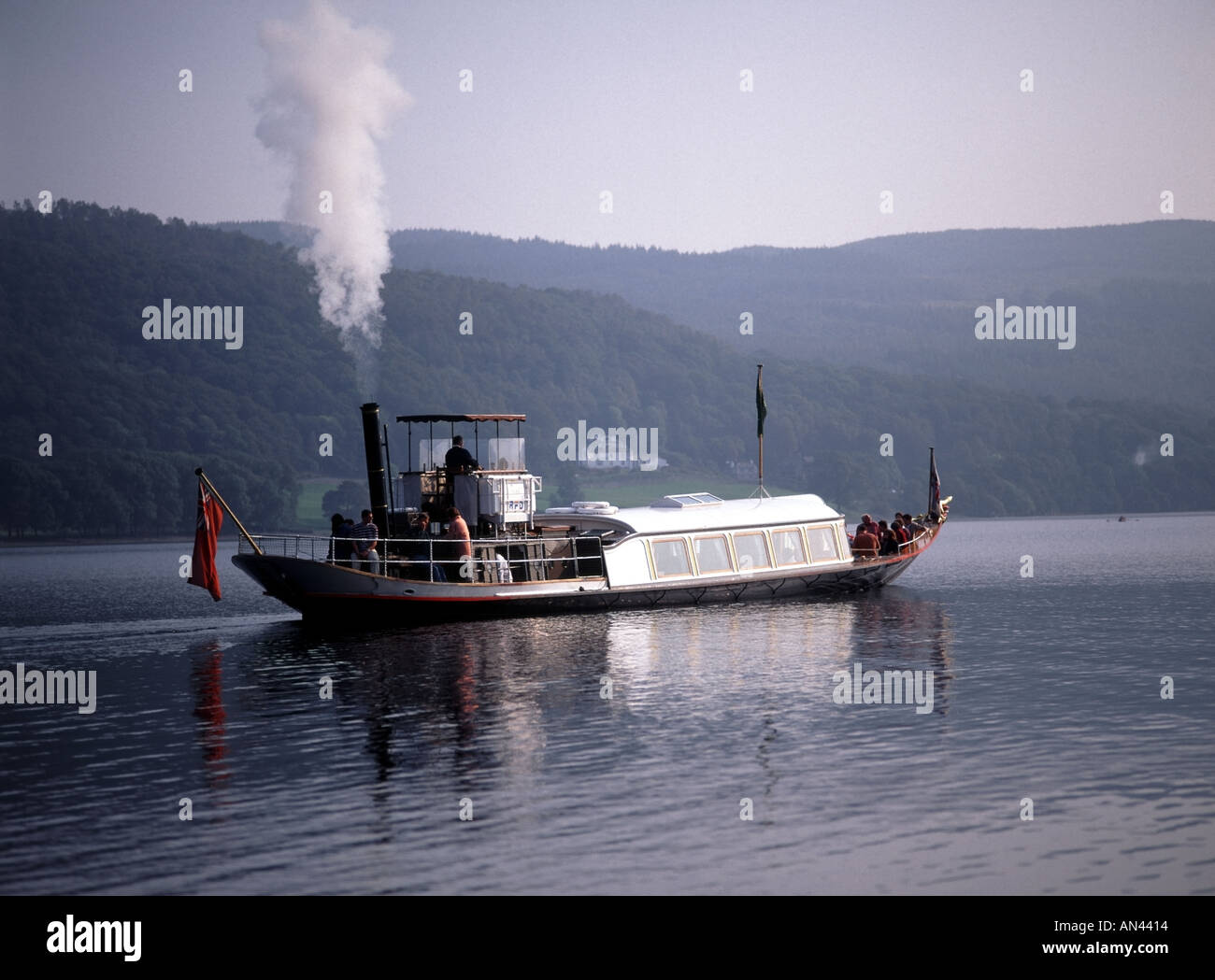 Gita turistica di andata e ritorno in gondola sullo yacht a vapore sulla Coniston Water visite a John Ruskin Brantwood dimora storica museo immagine media Lake District Cumbria Regno Unito Foto Stock