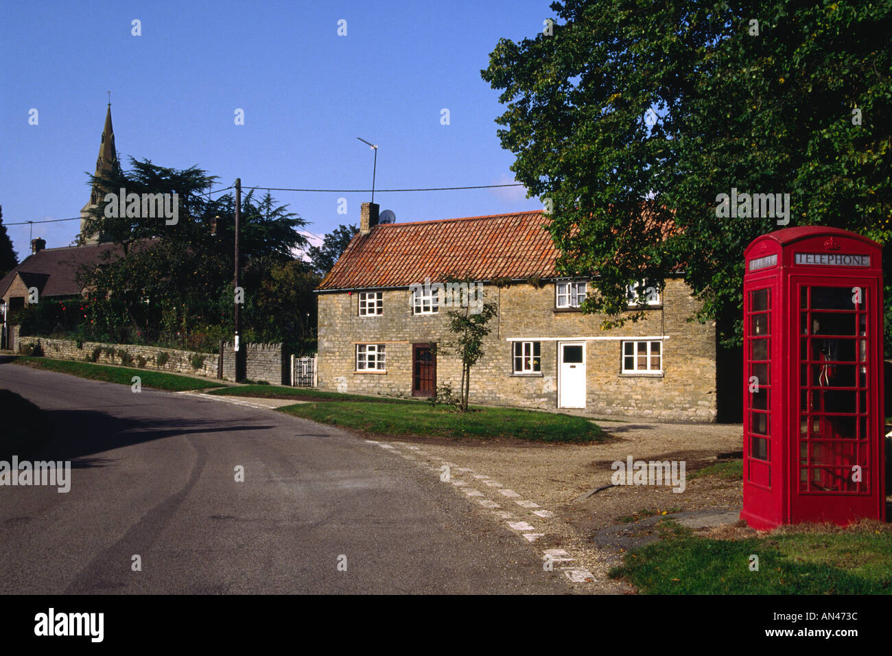 Nella casella Telefono e cottage in pietra Barnwell Northamptonshire Inghilterra Foto Stock