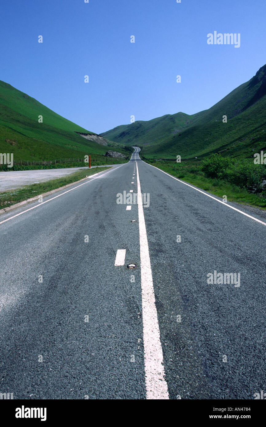 La strada attraverso colline Welsh Snowdonia National Park Gwynedd Galles del Nord Foto Stock