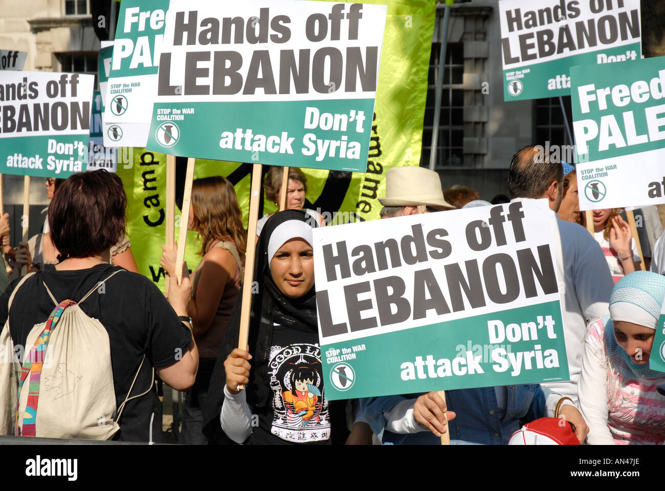 Persone con striscioni a una guerra anti nel rally di Whitehall London Foto Stock