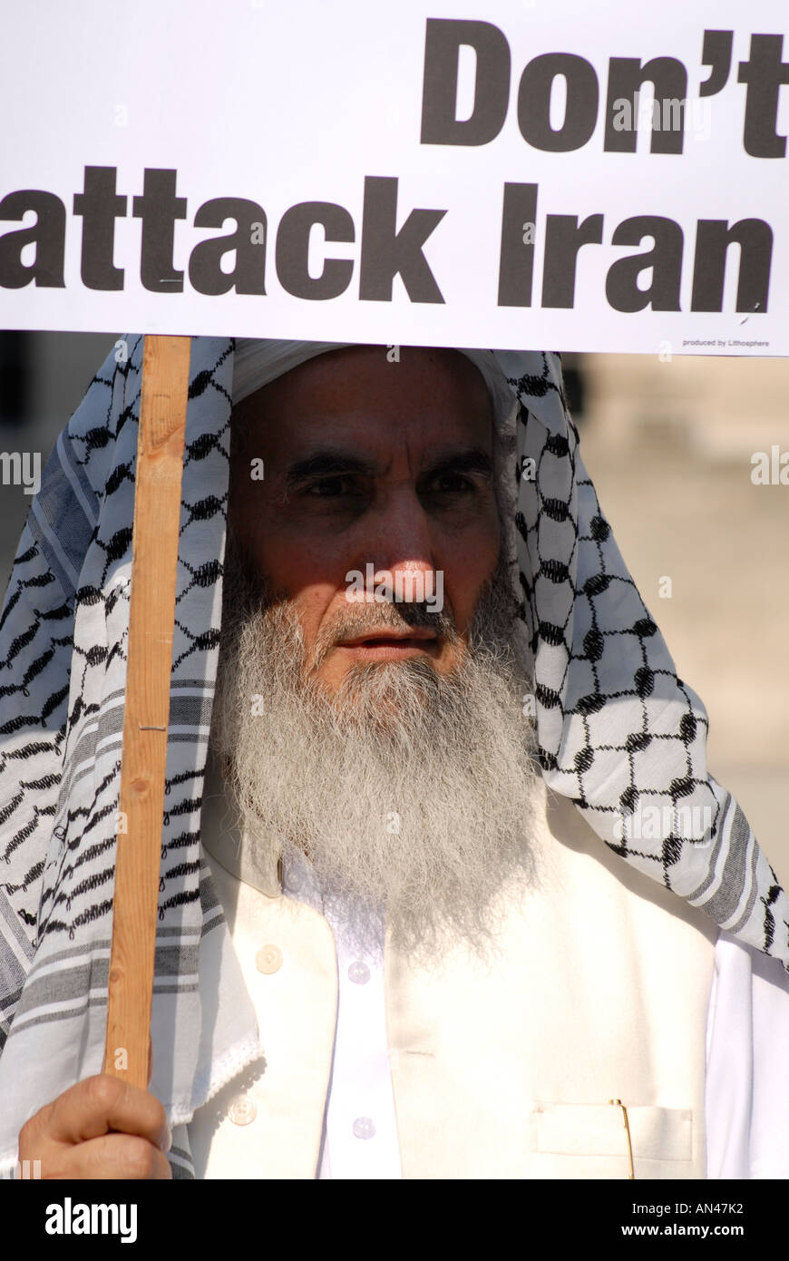 Uomo con un banner in un anti guerra nel rally di Whitehall London Foto Stock